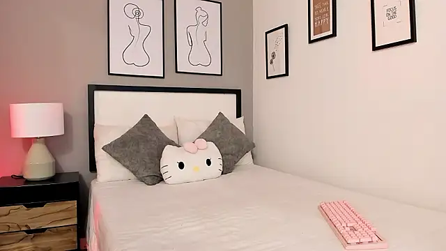 Snapshot of QueenRose___ chatting on February 4, 2026, 12:33 pm QueenRose online show from February 4, 2026, 12:33 pm