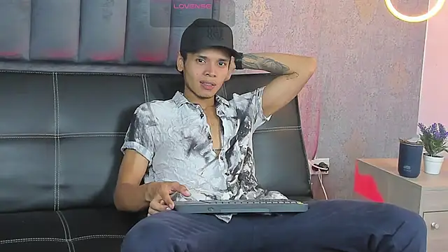 Snapshot of Alejandroo_Montenegro chatting on March 18, 2026, 1:42 am Alejandroo Montenegro online show from March 18, 2026, 1:42 am