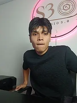 Snapshot of Alejandroo_Montenegro chatting on April 18, 2026, 10:43 pm Alejandroo Montenegro online show from April 18, 2026, 10:43 pm