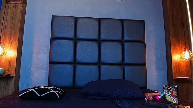 CORAL FOX online show from April 14, 2026, 2:06 am