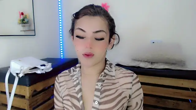 NathalialLooes online show from May 13, 2026, 5:05 am
