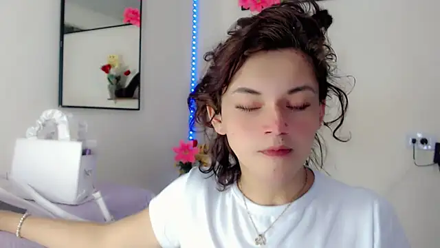 NathalialLooes online show from May 24, 2026, 4:17 am