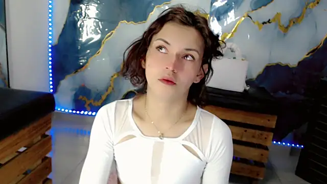 NathalialLooes online show from May 31, 2026, 5:04 am