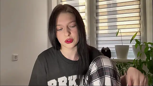 Snapshot of Sarahsolara chatting on February 19, 2026, 2:35 pm Sarahsolara online show from February 19, 2026, 2:35 pm