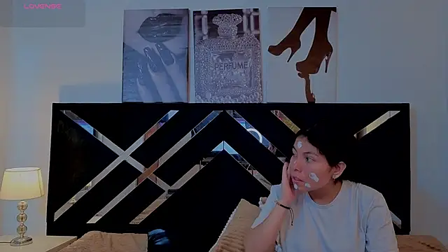 Zoe-yanin online show from April 7, 2026, 6:41 pm