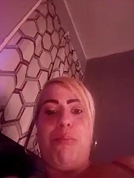 Snapshot of Shirley0810 chatting on April 15, 2026, 4:52 am Shirley0810 online show from April 15, 2026, 4:52 am