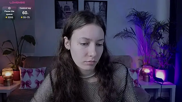 Snapshot of VioletaBloom chatting on February 6, 2026, 7:12 am VioletaBloom online show from February 6, 2026, 7:12 am