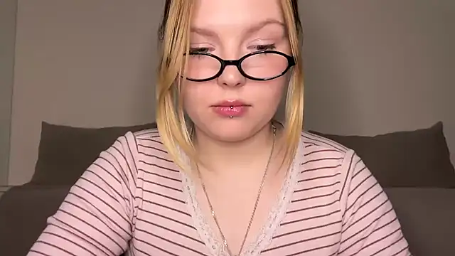 Ophelia Ritz online show from May 25, 2026, 9:21 pm