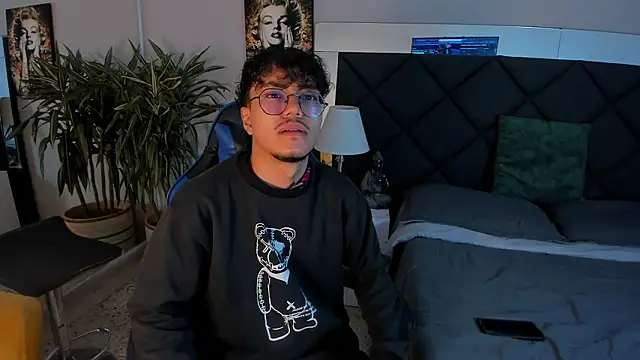 Snapshot of kai_storn chatting on February 21, 2026, 11:33 am kai storn online show from February 21, 2026, 11:33 am