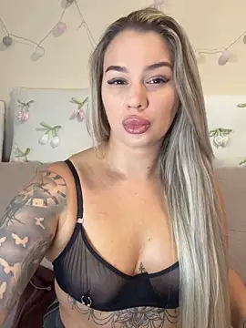 Snapshot of sexybatwomen33 chatting on May 18, 2026, 6:52 am sexybatwomen33 online show from May 18, 2026, 6:52 am