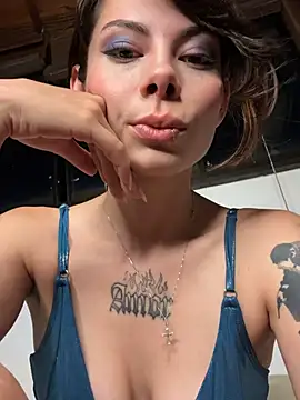 Isalove99 online show from April 12, 2026, 11:43 pm