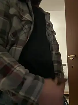 latinocalientehot online show from April 10, 2026, 6:23 pm