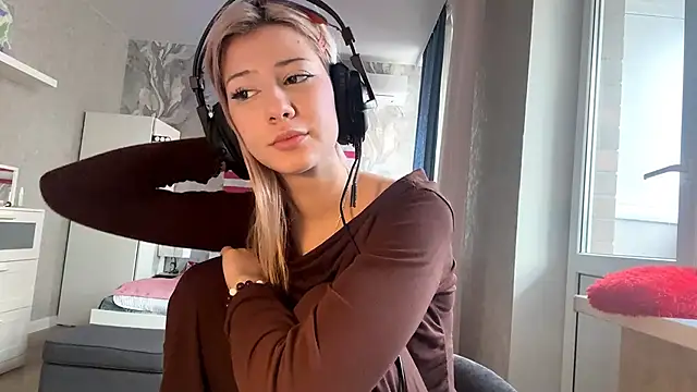 LadyFoxLove online show from February 16, 2026, 11:50 am