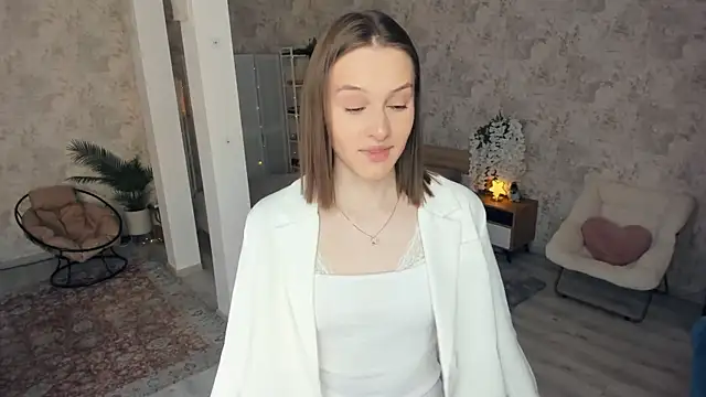 LianneBynon online show from April 13, 2026, 8:53 am