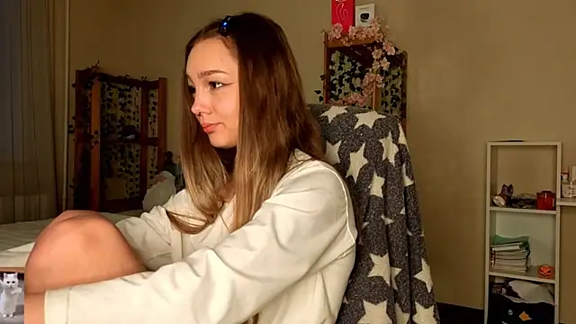 Snapshot of HoneyComfy chatting on February 17, 2026, 11:18 am HoneyComfy online show from February 17, 2026, 11:18 am