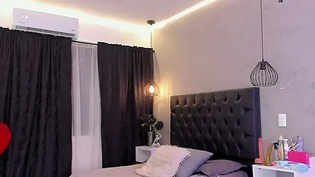 naomi  blair online show from June 20, 2026, 3:31 am