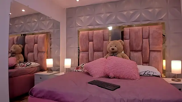 Paris Velvet online show from March 20, 2026, 10:58 pm