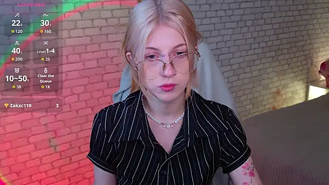 Snapshot of alicedews chatting on February 25, 2026, 1:43 pm alicedews online show from February 25, 2026, 1:43 pm