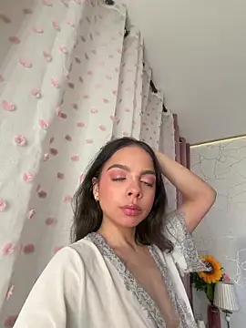 BambiRoses online show from May 11, 2026, 5:57 am