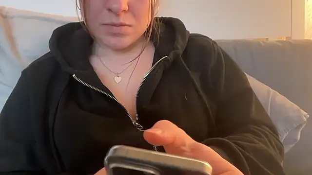 Lucyschickt online show from February 16, 2026, 4:03 pm