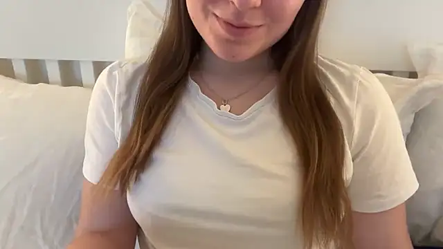 Lucyschickt online show from April 13, 2026, 5:51 pm