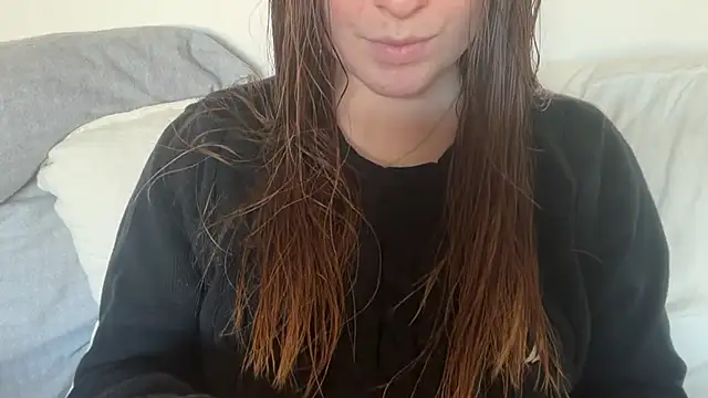 Lucyschickt online show from April 22, 2026, 5:25 pm