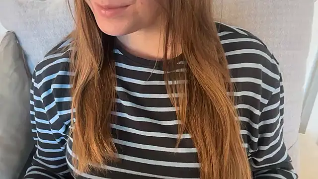Lucyschickt online show from June 7, 2026, 6:22 pm