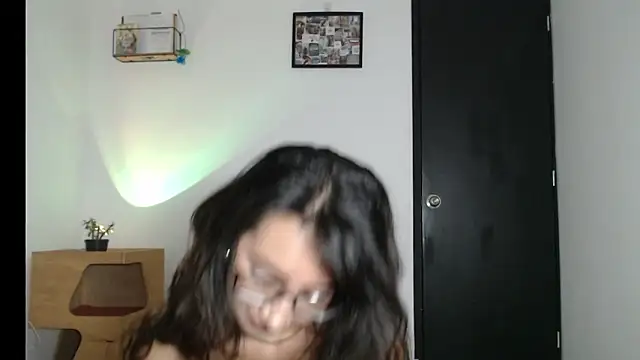 elizabethruss1 online show from May 16, 2026, 10:36 am