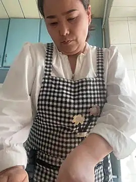 Youyou 12 online show from March 27, 2026, 1:00 am