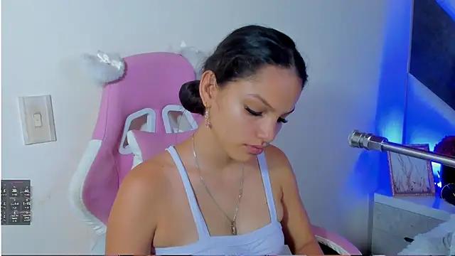 Snapshot of isa_kolins chatting on April 9, 2026, 3:28 pm isa kolins online show from April 9, 2026, 3:28 pm