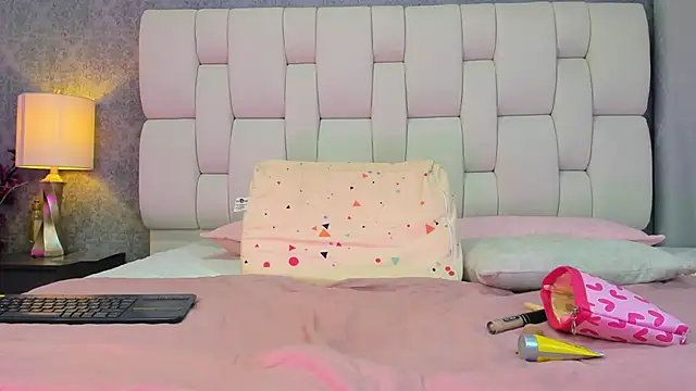 sophiaa10 online show from February 6, 2026, 7:06 pm