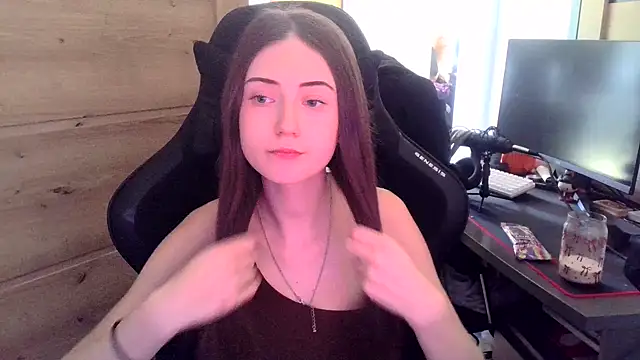 Snapshot of karlaluuvv chatting on April 1, 2026, 11:44 am karlaluuvv online show from April 1, 2026, 11:44 am