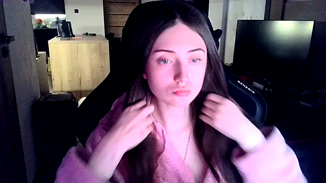 Snapshot of karlaluuvv chatting on April 1, 2026, 8:28 pm karlaluuvv online show from April 1, 2026, 8:28 pm