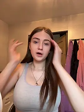 Snapshot of karlaluuvv chatting on April 15, 2026, 9:05 am karlaluuvv online show from April 15, 2026, 9:05 am