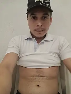 Snapshot of Reuss25 chatting on August 4, 2026, 7:33 am Reuss25 online show from August 4, 2026, 7:33 am