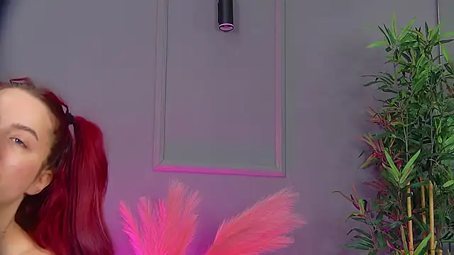 CrystalRedd online show from April 4, 2026, 4:00 am