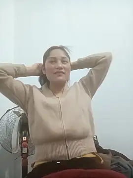 Snapshot of Momo-biki chatting on February 5, 2026, 2:22 pm Momo-biki online show from February 5, 2026, 2:22 pm