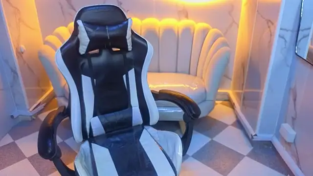 Snapshot of Valerie_moon_b chatting on March 4, 2026, 12:55 pm Valerie moon b online show from March 4, 2026, 12:55 pm