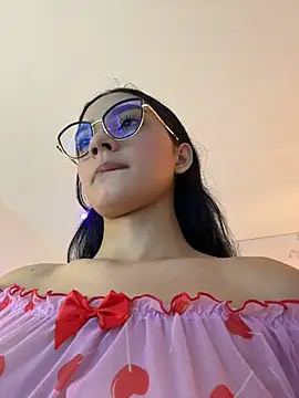 Doll Alaia  online show from February 25, 2026, 7:23 pm