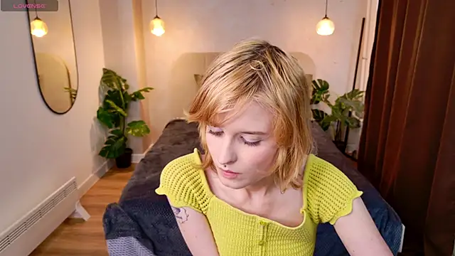 Snapshot of Akimo_ chatting on February 22, 2026, 1:42 pm Akimo online show from February 22, 2026, 1:42 pm