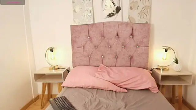 Ruby Rouge  online show from April 12, 2026, 7:19 pm