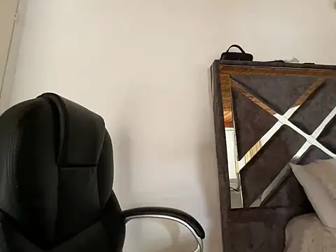 alison parkerr26 online show from February 4, 2026, 6:03 pm