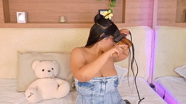 Snapshot of VioletBloomm chatting on March 11, 2026, 11:38 am VioletBloomm online show from March 11, 2026, 11:38 am