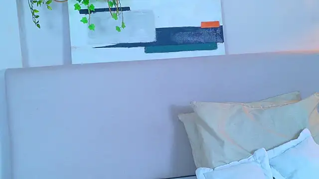 Snapshot of VioletBloomm chatting on March 31, 2026, 11:43 am VioletBloomm online show from March 31, 2026, 11:43 am