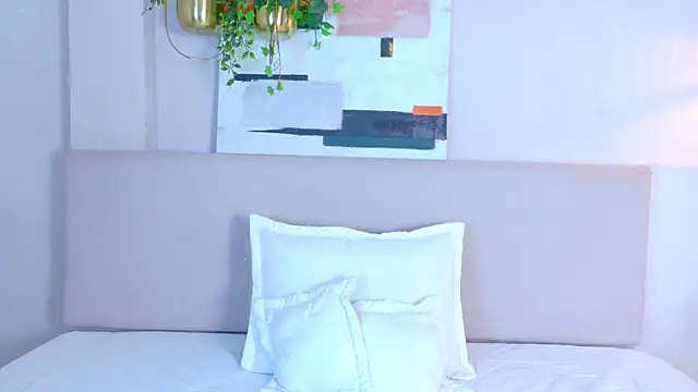 Snapshot of VioletBloomm chatting on April 9, 2026, 11:48 am VioletBloomm online show from April 9, 2026, 11:48 am