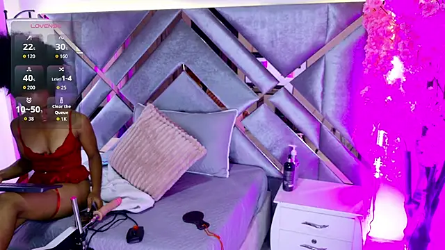 EmmaLovve online show from May 19, 2026, 2:40 am