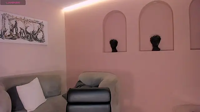 Snapshot of LucieMartin chatting on April 9, 2026, 7:52 pm LucieMartin online show from April 9, 2026, 7:52 pm