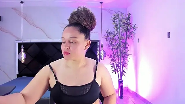 IrinaVoshh  online show from April 18, 2026, 7:07 pm