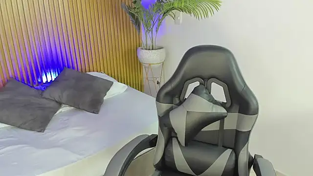 milaack  online show from February 16, 2026, 7:32 pm