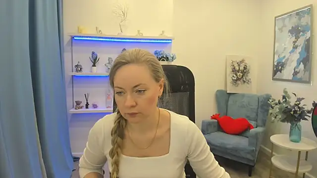 Snapshot of CharlotteKerti chatting on April 14, 2026, 11:27 am CharlotteKerti online show from April 14, 2026, 11:27 am